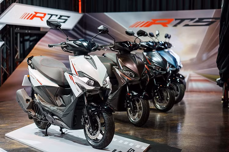 Tại thị trường Đài Loan, mức giá xe Kymco RTS 135 2024 được bán với mức đề xuất à 92.500 đài tệ, khoảng 71,7 triệu đồng khi quy đổi ra tiền Việt. Giá bán này cũng ngang ngửa Honda SH 125i tại thị trường Việt Nam.