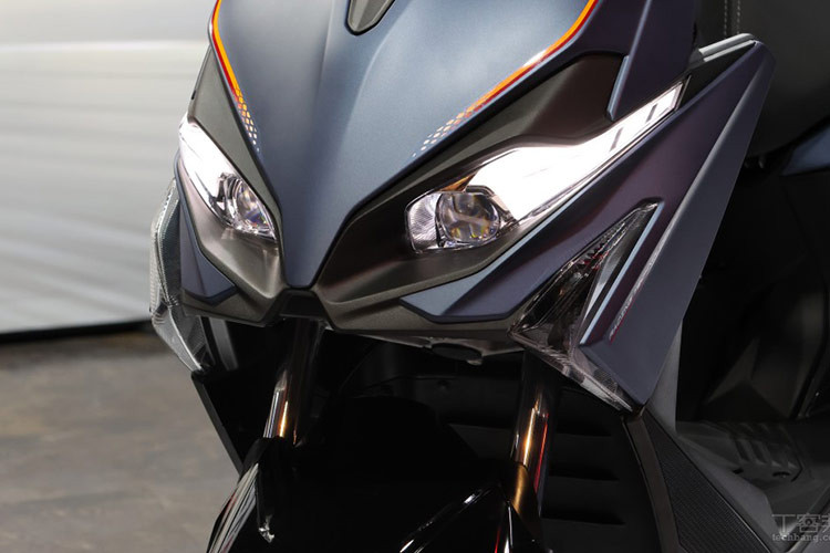 Để tối ưu hóa khả năng thông báo tín hiệu đồng thời bảo đảm thiết kế gọn gàng cho Kymco RTS 135 2024, nhà sản xuất đã tích hợp đèn xi-nhan trước của xe vào chung với dải đèn định vị DRLs.