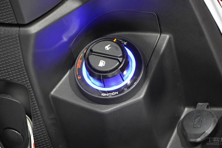 Chưa dừng ở đó, Kymco RTS 135 còn sở hữu hệ thống chìa khóa thông minh Smartkey tối ưu hóa tính năng bảo mật, giúp giảm rủi ro xe bị đánh cắp. Nhà sản xuất cũng tích hợp cổng sạc USB Type-C ở vị trí cốp trước của xe, mang lại cho người dùng trải nghiệm sử dụng dễ dàng.