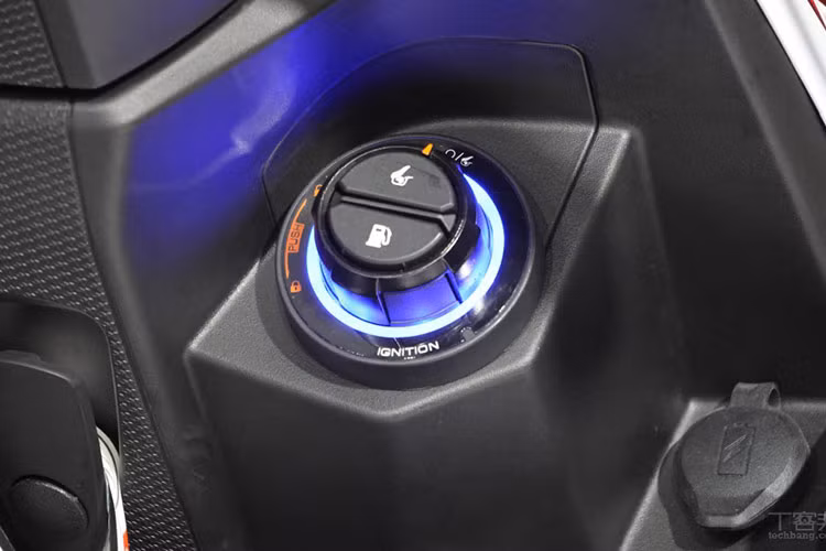 Chưa dừng ở đó, Kymco RTS 135 còn sở hữu hệ thống chìa khóa thông minh Smartkey tối ưu hóa tính năng bảo mật, giúp giảm rủi ro xe bị đánh cắp. Nhà sản xuất cũng tích hợp cổng sạc USB Type-C ở vị trí cốp trước của xe, mang lại cho người dùng trải nghiệm sử dụng dễ dàng.