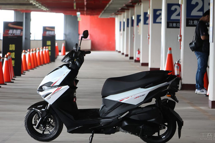 Kymco RTS 135 2024 tại Đài Loan sở hữu thiết kế thể thao, hầm hố, đầy góc cạnh. Ở phía trước, mẫu xe tay ga này được trang bị cặp đèn pha bi cầu LED với thiết kế phá cách.