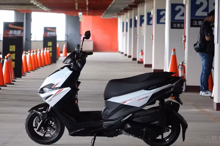 Kymco RTS 135 2024 tại Đài Loan sở hữu thiết kế thể thao, hầm hố, đầy góc cạnh. Ở phía trước, mẫu xe tay ga này được trang bị cặp đèn pha bi cầu LED với thiết kế phá cách.