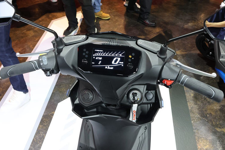 Bảng đồng hồ của Kymco RTS 135 2024 là dạng kỹ thuật số hiện đại là màn hình LCD có giao diện đẹp mắt. Ở 2 bên được bố trí nút điều chỉnh kiểu joystick khiến cho kiểu dáng của cụm đồng hồ trông giống hệt như một chiếc máy chơi game. Trong khi đó, các đèn hiển thị cũng được thiết kế vô cùng đặc biệt, trông như các nút bấm.