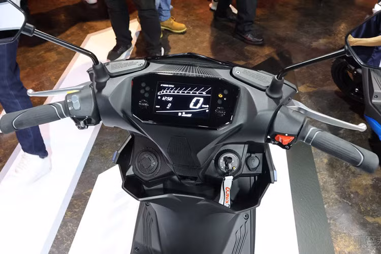 Bảng đồng hồ của Kymco RTS 135 2024 là dạng kỹ thuật số hiện đại là màn hình LCD có giao diện đẹp mắt. Ở 2 bên được bố trí nút điều chỉnh kiểu joystick khiến cho kiểu dáng của cụm đồng hồ trông giống hệt như một chiếc máy chơi game. Trong khi đó, các đèn hiển thị cũng được thiết kế vô cùng đặc biệt, trông như các nút bấm.