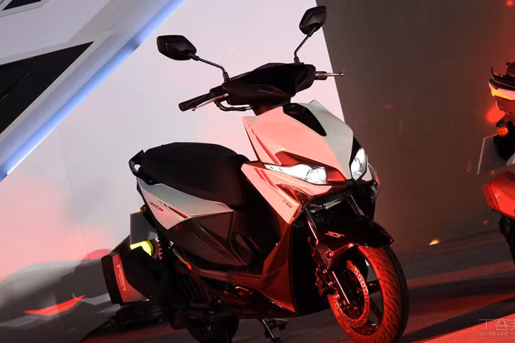 Hãng xe máy Đài Loan mới đây đã chính thức trình làng mẫu xe máy tay ga Kymco RTS 135 2024 mới. So với những mẫu xe ga cao cấp của Nhật Bản, Kymco RTS 135 sở hữu trang bị không hề kém cạnh, thậm chí ngoại hình còn có phần thể thao và bắt mắt hơn. 