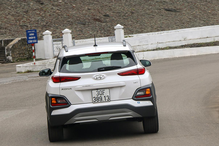 Phần đuôi xe SUV Hyundai Kona cũng là cảm hứng và còn là xu hướng cho không chỉ các mẫu SUV sau này của Hyundai, đã xuất hiện trên SantaFe, Nexo, Palisade mà còn với nhiều mẫu xe khác.