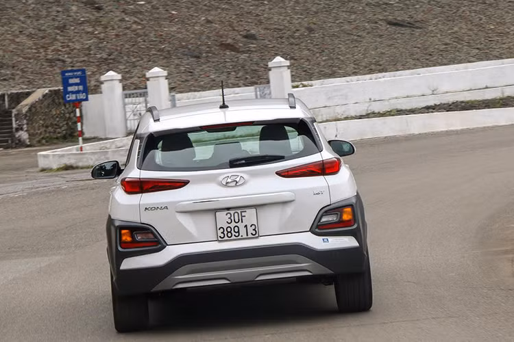 Phần đuôi xe SUV Hyundai Kona cũng là cảm hứng và còn là xu hướng cho không chỉ các mẫu SUV sau này của Hyundai, đã xuất hiện trên SantaFe, Nexo, Palisade mà còn với nhiều mẫu xe khác.