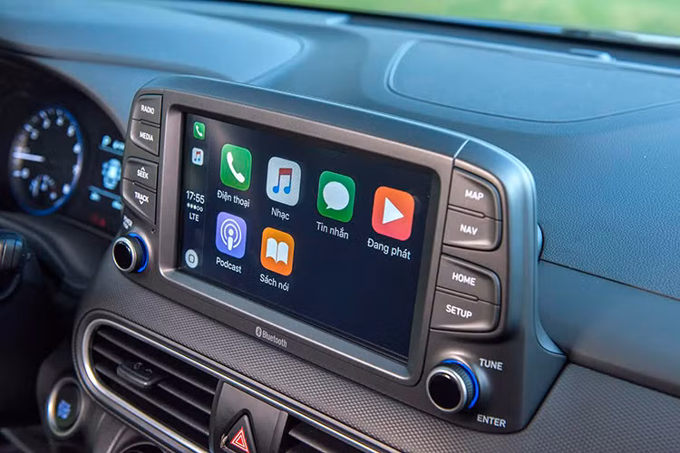 Chất liệu ghế da hoàn thiện tốt, chỉ may màu sáng vừa thể thao vừa tinh tế. Bên cạnh đó là hàng loạt tiện nghi như ghế lái chỉnh điện, cửa sổ trời, điều hòa tự động, đèn tự động, gạt mưa tự động, tự động khóa cửa, sạc không dây, cửa sổ điện tự động bên lái, gương chiếu hậu chống chói tự động,…Những công nghệ hiếm khi thấy ở một mẫu xe hạng B.