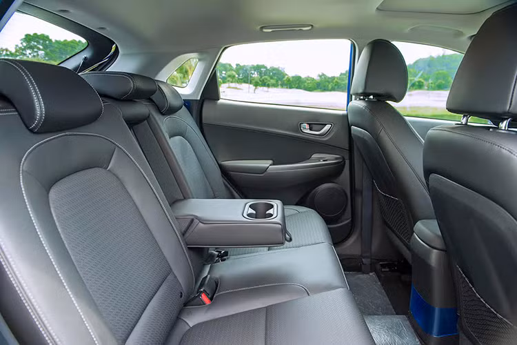 Phiên bản động cơ Nu 2.0L dù sử dụng chu trình Atkinson nhấn mạnh sự êm ái cũng như tiết kiệm nhiên liệu nhưng vẫn cho công suất 148 mã lực đi kèm hộp số tự động 6 cấp. So sánh trong phân khúc, Kona vượt trội Honda HRV với động cơ 1.8L công suất 141 mã lực, Ford Ecosport Ecoboost 1.0L công suất 125 mã lực, KIA Seltos 1.4L Turbo 138 mã lực. Thậm chí, so với mẫu xe cận trên Toyota Corolla Cross 1.8V 142 mã lực cũng không vượt trội KONA.