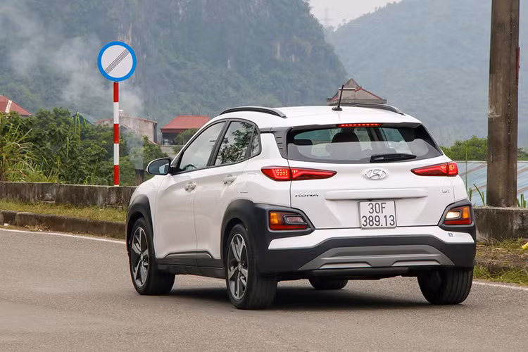 Phía sau Kona cũng có thiết kế khá phá cách với các cụm đèn sau được làm mới hoàn toàn với cụm đèn được chia tách làm 2 phần riêng biệt. Đèn hậu xe dạng LED 3D đẹp mắt với mạch LED vuốt dài thanh thoát như hình cặp mắt liền mạch. Cụm đèn xi nhan được chuyển xuống dưới. Các mảng chi tiết khá gai góc và thực sự phá cách.