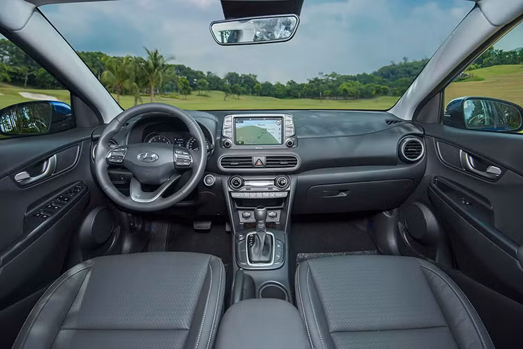Tiện nghi là ấn tượng khi ngồi vào cabin Kona. Vô lăng bọc da ba chấu đậm chất thể thao tích hợp nhiều nút tinh chỉnh và màn hình 8 inch cỡ lớn đa chức năng, tích hợp bản đồ dẫn đường định vị vệ tinh cùng nút khởi động động cơ Start/Stop cho cả 3 phiên bản.