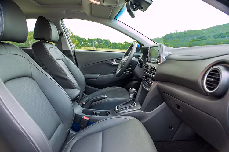 Ngoài ra, xe còn được trang bị chức năng Drive Mode cho phép lựa chọn tới 3 chức năng lái gồm Comfort - Eco – Sport với sự tinh chỉnh chân ga, thời điểm chuyển số cùng độ nặng nhẹ vô lăng cho sự vận hành tối ưu và linh hoạt.