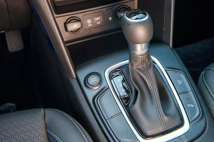 Hyundai Kona sở hữu những trang bị thuộc về phân khúc trên như hệ thống cân bằng điện tử – ESC, kiểm soát lực kéo – TCS, chống trượt thân xe – VSM, hỗ trợ xuống dốc – DBC, chống trộm – Immobilizer, 6 túi khí bên cạnh những trang bị cơ bản như hệ thống chống bó cứng phanh – ABS, phân phối lực phanh điện tử – EBD, hỗ trợ phanh khẩn cấp – BA.