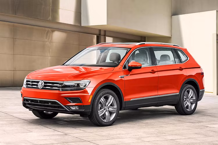 Với mức giá dự kiến vào khoảng 1,689 tỷ đồng, Volkswagen Tiguan Allspace mới chắc chắn sẽ tạo sức nóng tại thị trường xe SUV 7 chỗ tại Việt Nam. Tuy nhiên với mức giá này, chắc chắn người tiêu dùng Việt sẽ còn phải đắn đo với vô vàn các lựa chọn từ xe Hàn, Nhật và thậm chí nhiều mẫu xe khác thuộc tập đoàn Volkswagen có mặt tại Việt Nam.