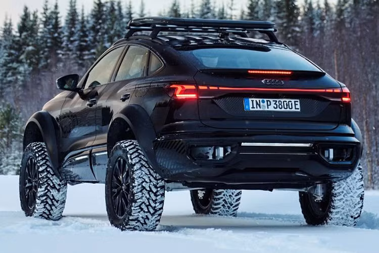 Ở phía trước, xe SUV Audi Q6 e-tron Offroad được trang bị đèn daylight thanh mảnh đặt ở phía trên, trong khi ở dưới là cụm đèn LED thiết kế dạng 4 bóng bên dưới mang thiết kế vuông vắn nhấn mạnh tính off-road của xe.