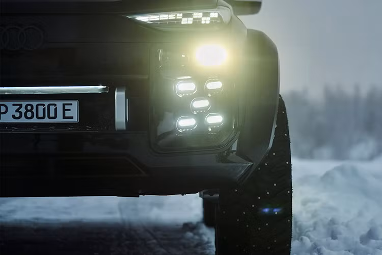 Xe còn sở hữu các vòm bánh xe cực rộng đậm chất xe địa hình, với bộ mâm hợp kim tối màu cùng lốp gai lớn chuyên dụng cho địa hình phức tạp.