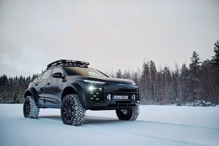 Theo kế hoạch, mẫu xe SUV địa hình Audi Q6 e-tron Offroad hoàn toàn mới này sẽ đưa vào cuộc đua FAT Ice Race tại Áo ngày 1/2/2025 tới đây, sự kiện do Volkswagen tổ chức.