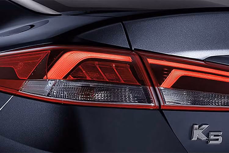 So với phiên bản trước đó, chiếc xe cũng có phần đuôi gọn gàng hơn và bộ mâm hợp kim mới. Cản sau được định vị lại, điều chỉnh một số chi tiết để phong cách hơn, đèn LED sau xe có đồ họa mới. Ngoài ra còn có bốn lựa chọn mâm xe, kích thước từ 16 đến 18 inch cho khách hàng lựa chọn. 