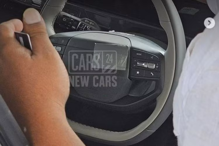 Mặc dù Kia chưa công bố chi tiết về thiết kế nội thất của Syros, hãng xe đã khẳng định rằng mẫu xe này sẽ mang đến sự kết hợp hoàn hảo giữa tính kinh tế và các tính năng cao cấp. Các phiên bản cao cấp của Syros dự kiến sẽ sở hữu ghế da chỉnh điện với chức năng sưởi/làm mát... 