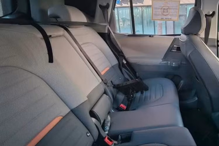 Ngoài ra, xe còn được trang bị hệ thống âm thanh Bose, màn hình kép cho hệ thống thông tin giải trí và cụm đồng hồ, sạc không dây, điều hòa tự động, kiểm soát hành trình và cửa sổ trời toàn cảnh. Những trang bị này không chỉ đảm bảo sự thoải mái tối đa mà còn mang lại công nghệ hiện đại mà không làm tăng quá nhiều chi phí.