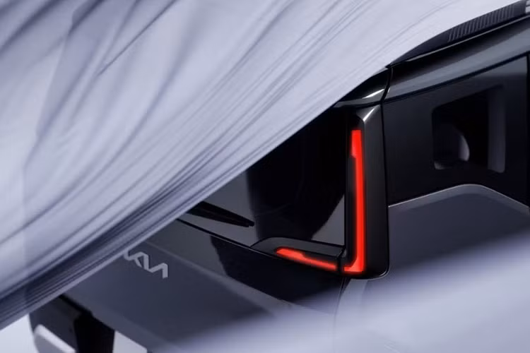 Phần thân xe có kiểu dáng vuông vắn, trong khi kính cửa bên trước và sau được tách riêng thành hai phần độc lập. Bộ mâm xe cũng được thiết kế tỉ mỉ và ấn tượng. Dù có kích thước nhỏ gọn, Kia Syros được định vị là một mẫu SUV, không phải microvan hay MPV.