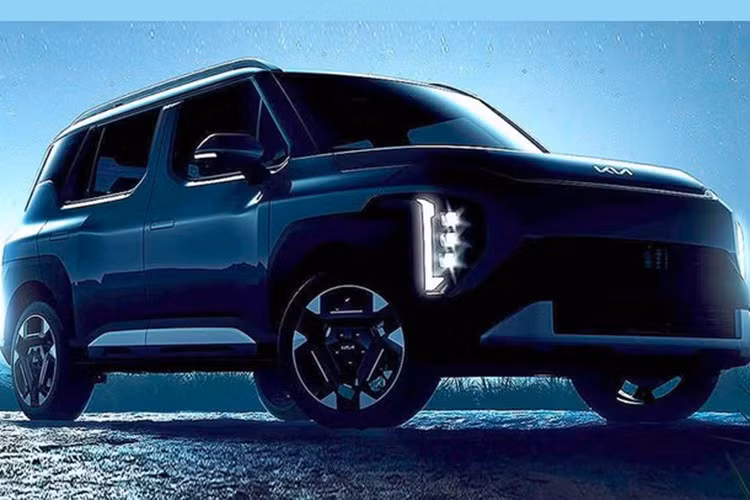 Kia Syros dự kiến sẽ được trang bị động cơ xăng truyền thống khi ra mắt, đáp ứng nhu cầu của đa số khách hàng. Tuy nhiên, Kia cũng không loại trừ khả năng ra mắt phiên bản chạy điện trong tương lai, nhằm hướng tới nhóm khách hàng quan tâm đến vấn đề bảo vệ môi trường.