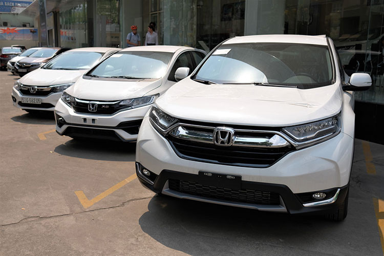 Ngay sau khi có hướng dẫn thực hiện Nghị định 116, Honda Việt Nam đã nỗ lực xúc tiến các thủ tục theo yêu cầu đề có thể đưa các mẫu xe nhập khẩu về Việt Nam sớm nhất, nhằm đáp ứng sự mong đợi của của các khách hàng. Và lô xe ôtô Honda nhập khẩu đầu tiên đã chính thức có mặt tại các đại lý trên toàn quốc sớm hơn dự kiến.