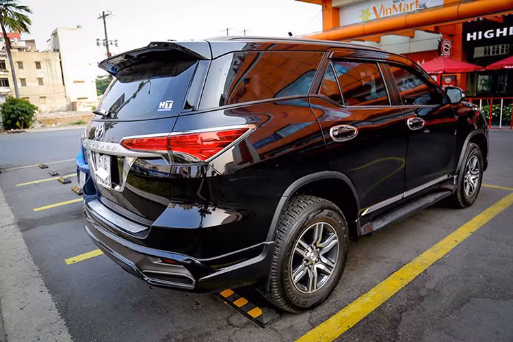 Toyota Fortuner 2017 tại Việt Nam được nhập khẩu từ thị trường Indonesia, do bị ảnh hưởng bởi Nghị Định 116 có hiệu lực từ 1/1/2018, Nghị Định này là ''rào cản'' với các dòng xe nhập từ khối ASEAN hưởng thuế mới 0% dẫn đến các dòng xe nhập khẩu trong đó có Toyota Fortuner 2017 bị ảnh hưởng do thiếu nguồn cung, xe trở nên khan hàng hơn.