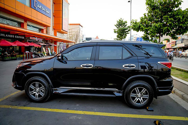 Mẫu xe Toyota Fortuner phiên bản 2017 dài hơn đời cũ 90mm (4.795mm), rộng hơn 15mm (1.855mm), nhưng lại thấp hơn 15mm (1.835mm). Chiều dài cơ sở vẫn ngắn hơn 5mm, ở mức 2.745mm. Khoảng sáng gầm 219mm, cao hơn so với Mitsubishi Pajero Sport và Ford Everest.