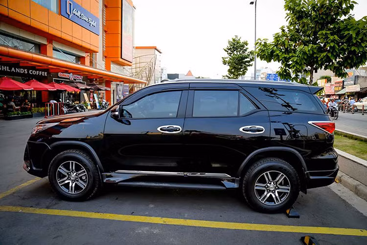 Mẫu xe Toyota Fortuner phiên bản 2017 dài hơn đời cũ 90mm (4.795mm), rộng hơn 15mm (1.855mm), nhưng lại thấp hơn 15mm (1.835mm). Chiều dài cơ sở vẫn ngắn hơn 5mm, ở mức 2.745mm. Khoảng sáng gầm 219mm, cao hơn so với Mitsubishi Pajero Sport và Ford Everest.