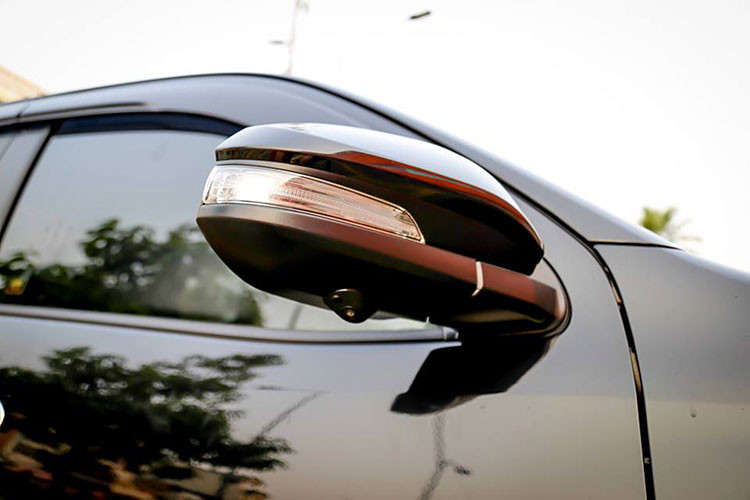 Xe sở hữu giá nóc thể thao, năng động và tích hợp trên trần xe và gương chiếu hậu bên ngoài có kích thước lớn và tích hợp đèn báo rẽ LED. Trên phiên bản số sàn này, vành xe cỡ 17-inch thiết kế 6 chấu kép thể thao.