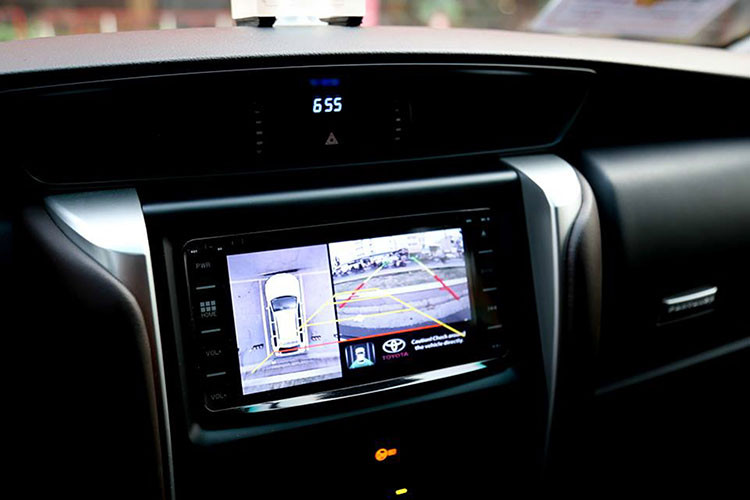 Về mặt an toàn, Toyota Fortuner 2017 tạo nên cái nhìn hoàn toàn khác biệt so với bản cũ lắp ráp trong nước. Tất cả các phiên bản đều hỗ trợ hệ thống chống bó cứng phanh, phân phối lực phanh điện tử, cảm biến đỗ xe ở phía sau, khung xe GOA chịu lực tốt và dây đai an toàn 3 điểm cho cả 7 vị trí trong cabin.