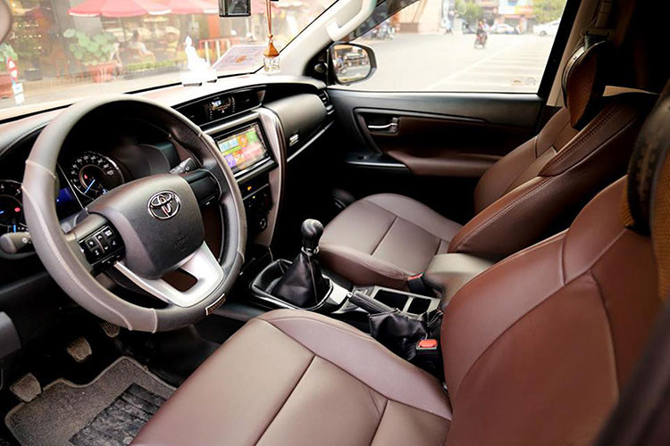 Bên trong nội thất, chiếc xe Toyota Fortuner số sàn cũ này đã được chủ nhân độ lại một số chi tiết như; bộ ghế nỉ nguyên bản đã được bọc da thay cho nỉ, đầu CD 1 đĩa đã được thay thế bằng đầu DVD tích hợp camera quan sát 360 độ, xe cũng độ gương chiếu hậu gập điện...