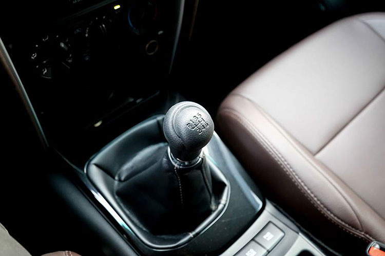 Ở phiên bản máy dầu này, xe được trang bị động cơ 4 xy-lanh thẳng hàng (I4) dung tích 2.4L (2GD-FTV), động cơ cho công suất tối đa 148 mã lực tại vòng tua máy 3.400 vòng/phút và mô-men xoắn cực đại đạt 400Nm tại dải vòng tua máy từ 1.600 - 2.000 vòng/phút. Sức mạnh được truyền xuống cầu sau (RWD) thông qua hộp số sàn 6 cấp (6 MT).