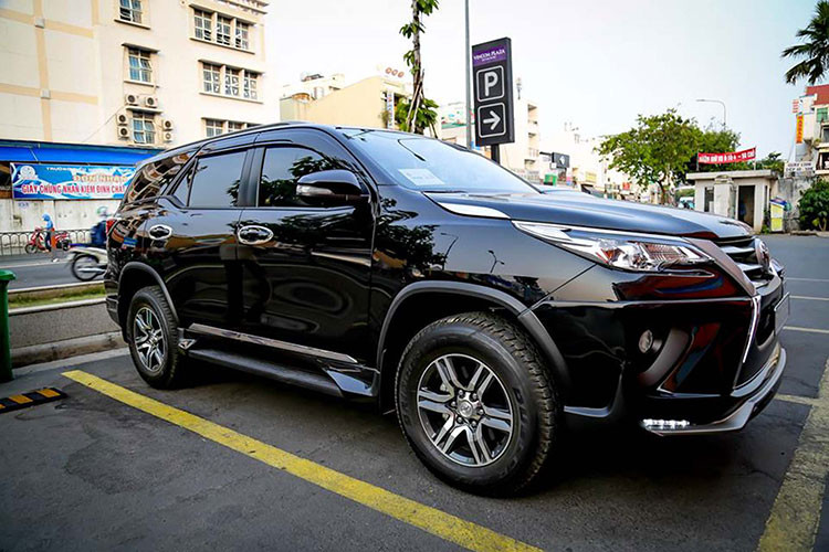 Chiếc xe Toyota Fortuner 2017 cũ máy dầu 2.4G số sàn đã đi được 4000km trong bài viết này hiện đang được chủ nhân rao bán với giá 1,2 tỷ đồng - Mức giá cao hơn nhiều so với mức giá niêm yết 981 triệu đồng cho phiên bản máy dầu của mẫu SUV 7 chỗ ăn khách tại Việt Nam.