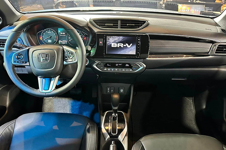 Nội thất Honda BR-V được giới thiệu dựa trên 3 giá trị cốt lõi: chất lượng cao của SUV, sự đa dụng của MPV và mang tới cảm giác lái hứng khởi cho người điều khiển. Khoang nội thất được thiết kế tinh tế cùng các vật liệu chất lượng cao mang đến hình ảnh khỏe khoắn và sang trọng đặc thù của những chiếc SUV, các hàng ghế trên bản L còn được bọc chất liệu da cao cấp.