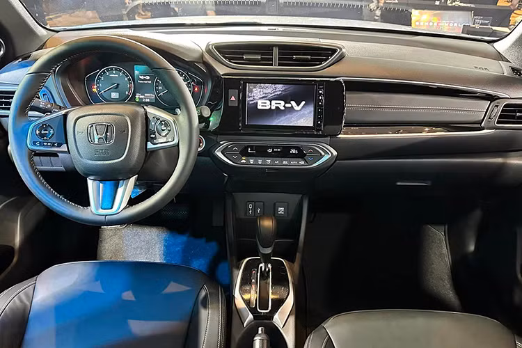 Nội thất Honda BR-V được giới thiệu dựa trên 3 giá trị cốt lõi: chất lượng cao của SUV, sự đa dụng của MPV và mang tới cảm giác lái hứng khởi cho người điều khiển. Khoang nội thất được thiết kế tinh tế cùng các vật liệu chất lượng cao mang đến hình ảnh khỏe khoắn và sang trọng đặc thù của những chiếc SUV, các hàng ghế trên bản L còn được bọc chất liệu da cao cấp.