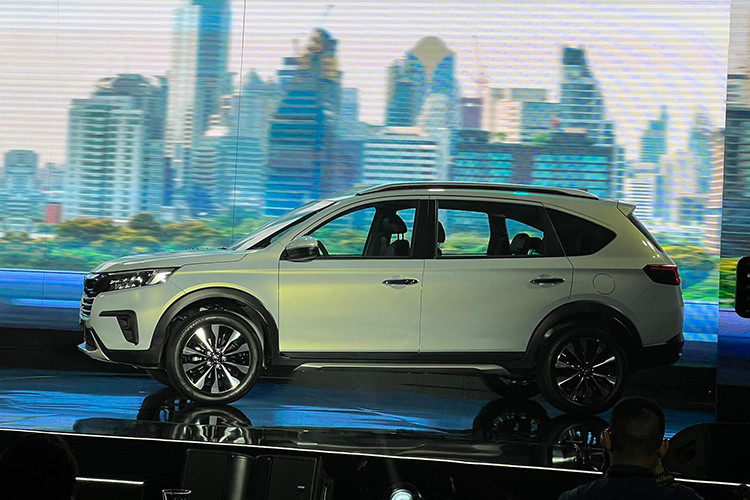 Mẫu MPV 7 chỗ cỡ nhỏ Honda BR-V 2023 tại Việt Nam sở hữu kích thước dài x rộng x cao lần lượt 4.490 x 1.780 x 1.685 mm, chiều dài cơ sở 2.700 mm. So với đối thủ Mitsubishi Xpander (kích thước 4.475 x 1.750 x 1.730 mm, chiều dài cơ sở 2.775 mm).