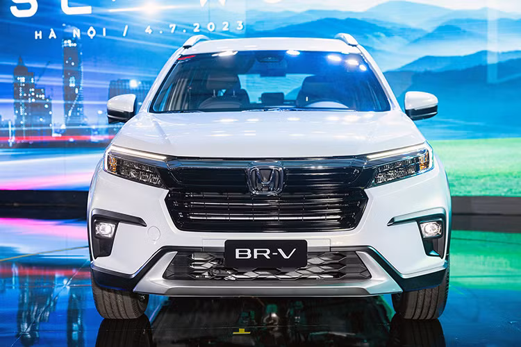 Honda BR-V có vẻ ngoài lớn hơn một chút so với đối thủ Xpander cùng phân khúc nhưng hạn chế về không gian bên trong. Ngoại hình mẫu xe mới nhà Honda mang đặc điểm nhận diện giống các mẫu sedan City và Civic là thiết kế thanh chắn lớn tích hợp logo ở mặt ca-lăng.