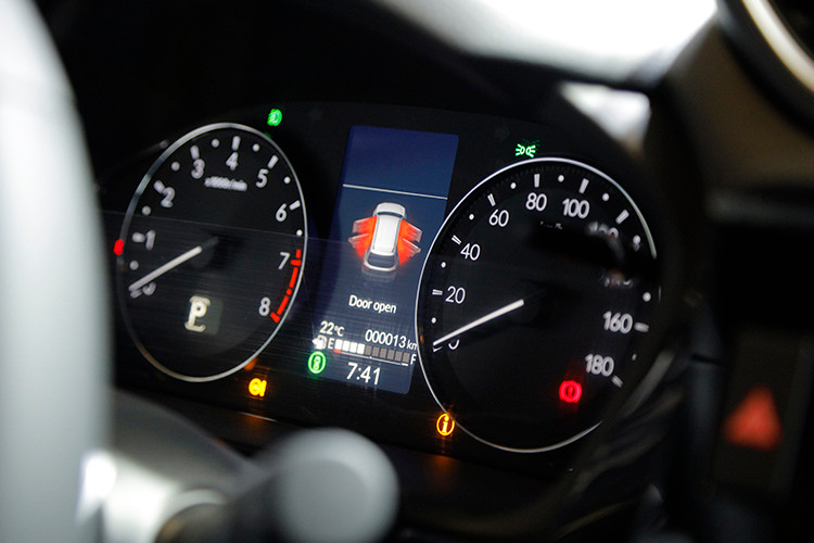 Xe cũng được trang bị những chi tiết đầy tinh tế như: gương trang điểm, ổ sạc điện ở tất cả các hàng ghế (bản L) và các ngăn chứa đồ tiện dụng. Bảng điều khiển trung tâm được trang bị màn hình màu TFT không chỉ hiển thị các chỉ số thông thường mà còn hiển thị các tính năng của Honda SENSING để hỗ trợ tốt nhất cho người điều khiển.