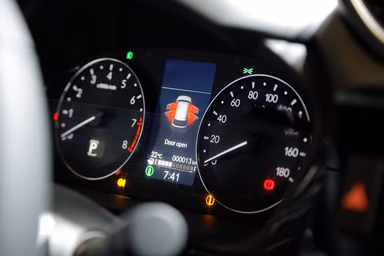 Xe cũng được trang bị những chi tiết đầy tinh tế như: gương trang điểm, ổ sạc điện ở tất cả các hàng ghế (bản L) và các ngăn chứa đồ tiện dụng. Bảng điều khiển trung tâm được trang bị màn hình màu TFT không chỉ hiển thị các chỉ số thông thường mà còn hiển thị các tính năng của Honda SENSING để hỗ trợ tốt nhất cho người điều khiển.