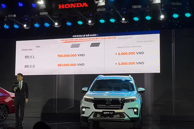 Giá xe Honda BR-V 2023 tại Việt Nam cho hai phiên bản là 661 triệu đồng và 705 triệu đồng và được nhập khẩu trực tiếp từ Indonesia. Sau khi gia nhập thị trường Việt Nam, ngoài đối thủ lớn Mitsubishi Xpander, Honda BR-V còn phải cạnh tranh với nhiều cái tên hiện đang có như Toyota Veloz và Avanza, Hyundai Stargazer, Suzuki Ertiga và KIA Carens.