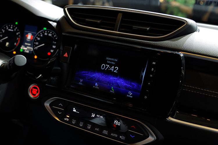 Honda BR-V cũng được trang bị màn hình giải trí 8 inche kết nối điện thoại thông minh, Bluetooth và USB, lẫy chuyển số linh hoạt (bản L), tính năng khởi động xe từ xa (bản L), mở khóa xe thông minh chỉ bằng một lần chạm và xe tự động khóa cửa khi chìa khóa ra khỏi vùng cảm biến.