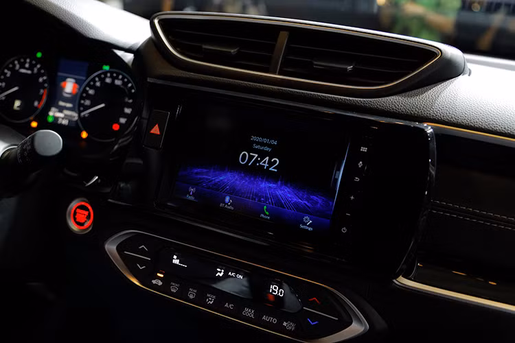 Honda BR-V cũng được trang bị màn hình giải trí 8 inche kết nối điện thoại thông minh, Bluetooth và USB, lẫy chuyển số linh hoạt (bản L), tính năng khởi động xe từ xa (bản L), mở khóa xe thông minh chỉ bằng một lần chạm và xe tự động khóa cửa khi chìa khóa ra khỏi vùng cảm biến.