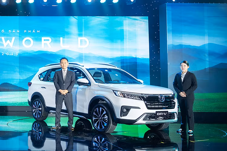 Trong số các mẫu MPV cỡ nhỏ đang bán tại Việt Nam hiện nay, Mitsubishi Xpander là cái tên thành công nhất khi mới đây đã đạt mốc doanh số 80.000 xe lăn bánh sau gần 5 năm ra mắt (2018). Bám đuổi Xpander là mẫu Toyota Veloz đang sắp chạm ngưỡng 20.000 xe sau 1,5 năm ra mắt.