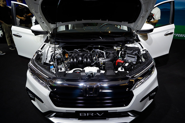 Đặc biệt, Honda BR-V hoàn toàn mới là mẫu xe đầu tiên trong phân khúc MPV được trang bị hệ thống công nghệ hỗ trợ lái xe an toàn tiên tiến Honda SENSING trên tất cả các phiên bản, bảo vệ toàn diện cho người lái, hành khách, người đi đường và các phương tiện xung quanh.