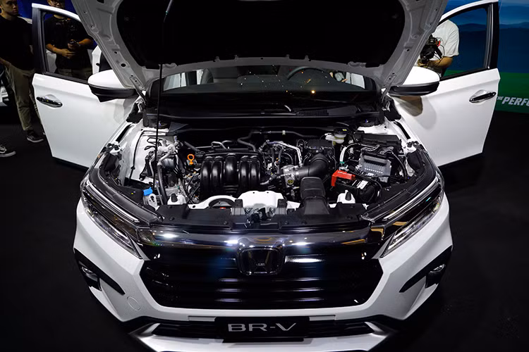 Đặc biệt, Honda BR-V hoàn toàn mới là mẫu xe đầu tiên trong phân khúc MPV được trang bị hệ thống công nghệ hỗ trợ lái xe an toàn tiên tiến Honda SENSING trên tất cả các phiên bản, bảo vệ toàn diện cho người lái, hành khách, người đi đường và các phương tiện xung quanh.