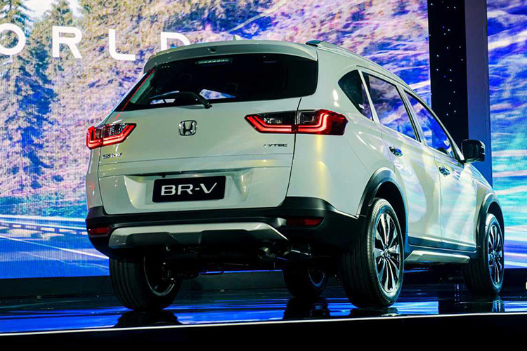 Điểm nhấn trên Honda BR-V 2023 tại Việt Nam là trang bị đèn Full LED hiện đại ở bản cao và các hốc bánh sẵn vè trang trí, tương tự Mitsubishi Xpander áp dụng trên bản Cross gầm cao. Đuôi xe có góc nhìn khá giống với mẫu Honda CR-V những năm 2010 nhưng được nâng cấp thêm.