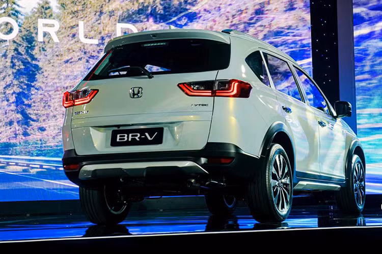 Điểm nhấn trên Honda BR-V 2023 tại Việt Nam là trang bị đèn Full LED hiện đại ở bản cao và các hốc bánh sẵn vè trang trí, tương tự Mitsubishi Xpander áp dụng trên bản Cross gầm cao. Đuôi xe có góc nhìn khá giống với mẫu Honda CR-V những năm 2010 nhưng được nâng cấp thêm.
