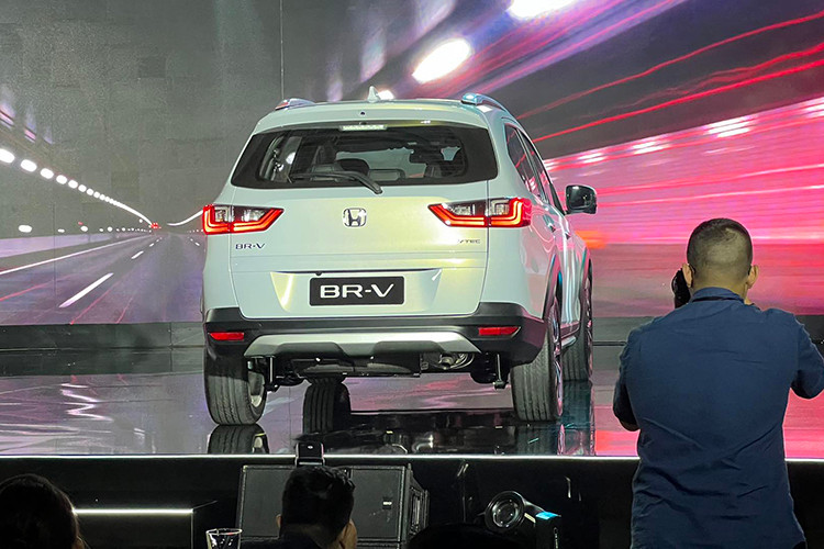 Bên cạnh đó, mẫu xe còn được trang bị các tính năng an toàn chủ động như hệ thống chống bó cứng phanh (ABS), hệ thống cân bằng điện tử (VSA), hỗ trợ lực phanh khẩn cấp (BA), hỗ trợ khởi hành ngang dốc (HSA), camera lùi. Trang bị an toàn gồm 6 túi khí (bản L), tính năng nhắc nhở kiểm tra hàng ghế sau, hệ thống quan sát làn đường...